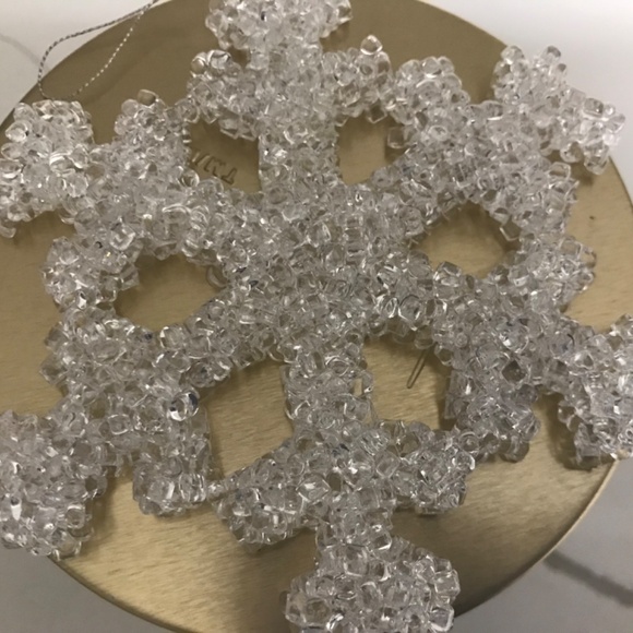 Life at Home Scented Festive Candle ‘Cedar Wreath’ and Snowflake Ornament - Picture 9 of 9